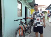 Viral, Pria mengendarai Sepeda Gowes Nekad Tukar Motor yang Terparkir Dan Membawa Kabur Di Cikarang