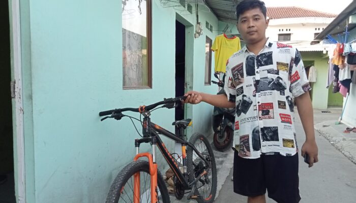 Viral, Pria mengendarai Sepeda Gowes Nekad Tukar Motor yang Terparkir Dan Membawa Kabur Di Cikarang