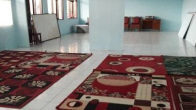 Kondisi ruang belajar mengajar di SDN Cipendeuy menggunakan karpet (foto: @infobdgbaratcimahi)