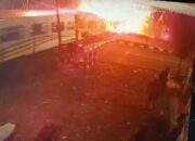 Breaking News! Detik-detik Kereta Api Menabrak Truk Kontainer Hingga Terbakar Di Semarang 