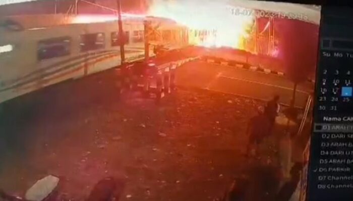 Breaking News! Detik-detik Kereta Api Menabrak Truk Kontainer Hingga Terbakar Di Semarang 