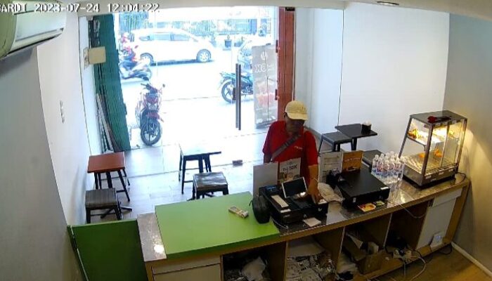Detik-Detik Pria Bertopi Gasak Dua Handphone Di Jatiwaringin Bekasi