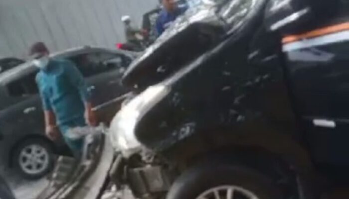 Akibat Oleng, Sebuah Mobil Hantam Pembatas Taman Hingga Ringsek Di Kawasan Meikarta Bekasi