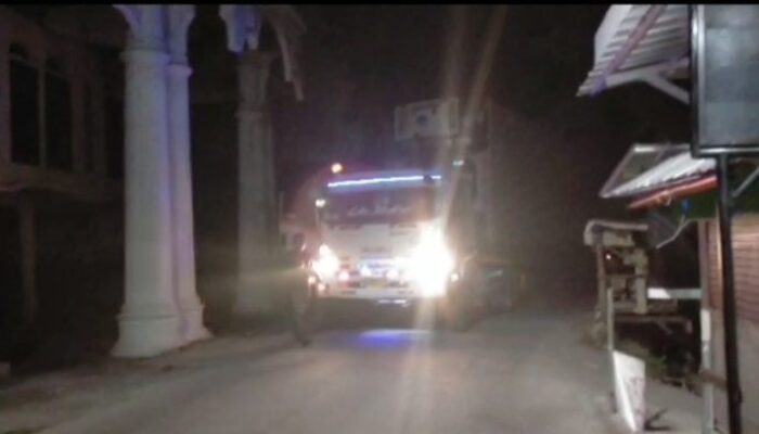 Apes, Truk Kontainer Nyasar Gegara Google Maps, Nabrak Atap Rumah Dan Tiang Di Cikarang 