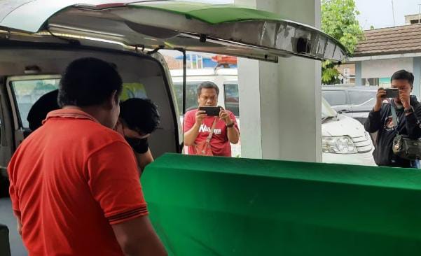 Jenazah MP (8) warga Kampung Tinggulun, RT/RW 004/001, Desa Tamiang, Kecamatan Gunung Kaler yang sedang dievakuasi. (Foto: istimewah)