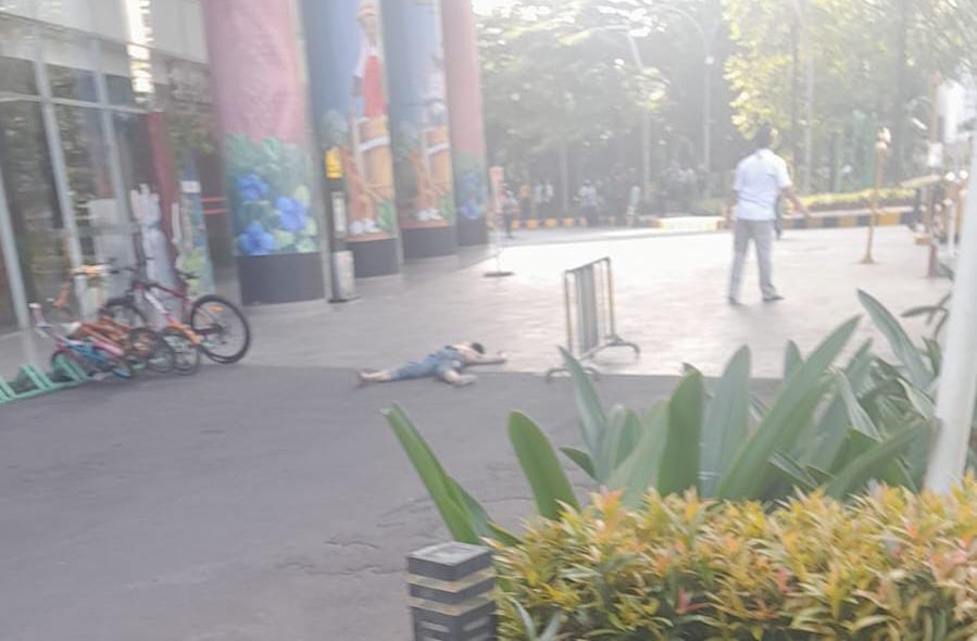 Seorang pria ditemukan sudah tidak bernyawa setelah melompatkan dirinya dari lantai 29 apartemen basura. (Foto: Fathar)