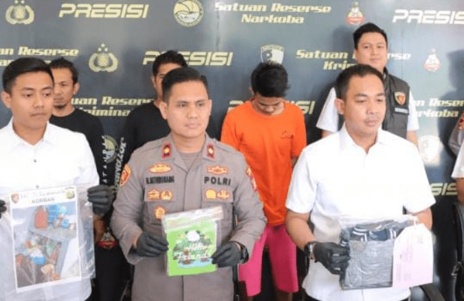 Korban diduga dibunuh dengan cara dicekik yang terlihat dari memar di bagian leher. (Foto: Fathar)