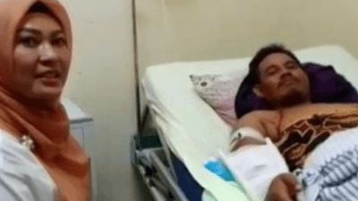 Bupati Pandeglang, Irna Narulita saat menjenguk Herudin, yang sempat diterkam seekor Buaya Muara di Desa Sumberjaya, Kecamatan Sumur, Pandeglang. Pada Rabu 24 Juli 2023. (Foto: istimewah)