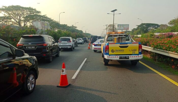 Alami Pecah Ban, Truk Terguling Di Tol Cengkareng