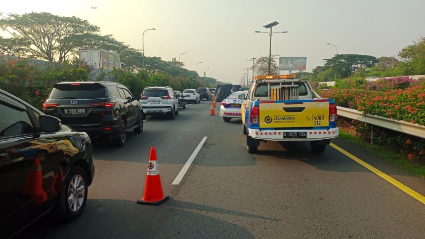 Sebuah Truk Alami Pecan Ban Di Tol Cengkareng. (Foto: Sumber TMC Polda Metro Jaya)