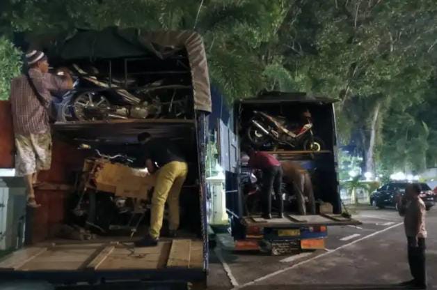 Kedapatan membawa muatan 36 unit sepeda motor tanpa bukti kepemilikan yang sah ( BPKB ), dua unit kendaraan truk diesel diamankan oleh Tim Resmob Ditreskrimum Polda Jambi, pada Rabu 26 Juli 2023 pukul 22.00 wib di Jalan Sumberejo, Mayang Mangurai, Kec. Alam Barajo, Kota Jambi. (Foto: istimewah)