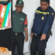 Petugas menunjuk posisi WNA asal Korea yang ditemukan tewas di dalam sebuah Ruko di Jalan Raya Legok Karawaci, Desa Cijantra, Kecamatan Pagedangan, Kabupaten Tangerang, Provinsi Banten, pada Senin 10 Juli 2023. (Foto: istimewah)