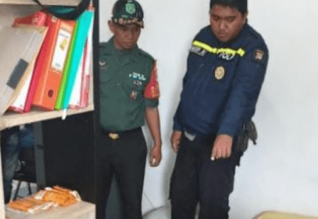 Petugas menunjuk posisi WNA asal Korea yang ditemukan tewas di dalam sebuah Ruko di Jalan Raya Legok Karawaci, Desa Cijantra, Kecamatan Pagedangan, Kabupaten Tangerang, Provinsi Banten, pada Senin 10 Juli 2023. (Foto: istimewah)