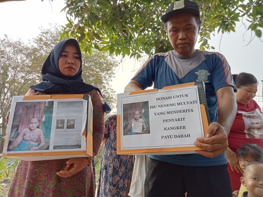 Warga Kampung Cambay beramai-ramai mengumpulkan penggalangan dana untuk pengobatan salah satu warga yang tengah mengalami penyakit kanker, Desa Jatibaru, Kecamatan CikarangTimur, Kabupaten Bekasi. (Foto: Abdul Kholilulloh)