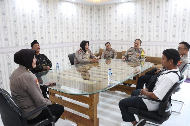 Saat diterima Kabag Ren, Kompol Sri Marheani, Kasi Humas Polres Bogor, Iptu Desi Triana, Kasiwas, Ipda Dedi dan AKP Budi Utama dan Bhabinkamtibmas Polsek Ciampea, Roso yang mewakili warganya mengadu, jika di Desa Bojongrangkas, masih banyaknya Curanmor