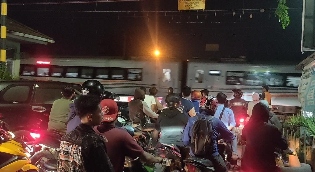 pejalan kaki berinisial RB (21) tewas tersambar kereta api usai menerobos pintu perlintasan di jalan Baru Kompas, Desa Tambun, Kecamatan Tambun Selatan, Kabupaten Bekasi, (foto: Abdul Kholilulloh)