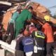 Petugas dibantu warga sedang berupaya mengavakuasi supir truk tangki yang mengalami luka-luka parah didepan kemudi. (Foto: Daeng Yusvin)