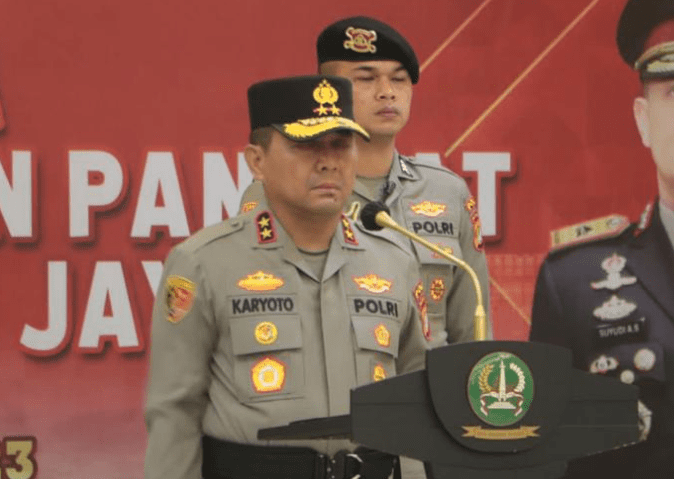 Kapolda Metro Jaya Irjen Pol. Karyoto, S.I.K. memimpin upacara laporan kenaikan pangkat personel Polda Metro Jaya. (Foto: Fathar)