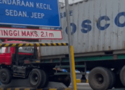 Truk Kontainer Hantam Trotoar Di Pintu Tol Jatiasih Bekasi, Begini Kondisinya
