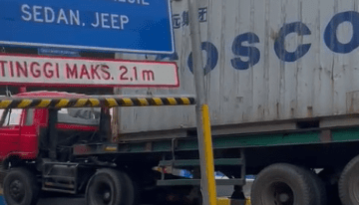 Truk Kontainer Hantam Trotoar Di Pintu Tol Jatiasih Bekasi, Begini Kondisinya