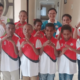 10 murid SD anak asli Mappi bersama pendamping, saat akan berangkat ke Merauke dan selanjutnya ke Jayapura untuk menampilkan kemampuan berhitung metode Gasing dihadapan Presiden Jokowi pada 5 Juli 2023. (Foto: Sumber Humas Pemkab Mappi)