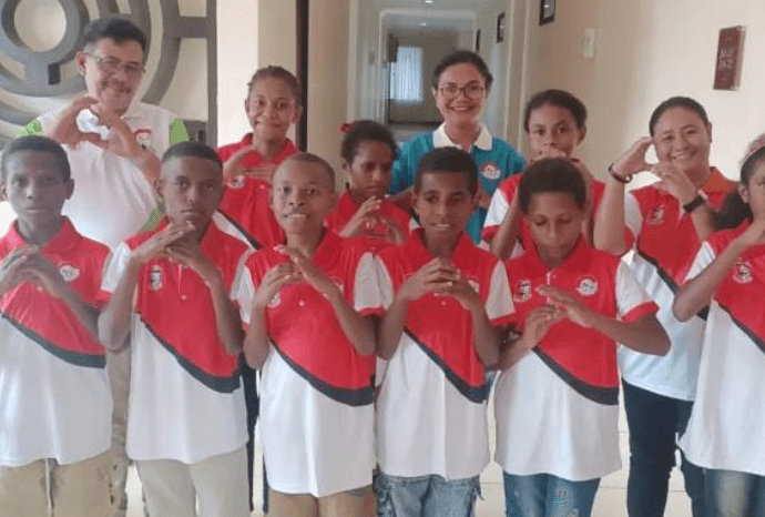 10 murid SD anak asli Mappi bersama pendamping, saat akan berangkat ke Merauke dan selanjutnya ke Jayapura untuk menampilkan kemampuan berhitung metode Gasing dihadapan Presiden Jokowi pada 5 Juli 2023. (Foto: Sumber Humas Pemkab Mappi)