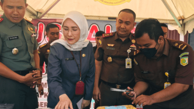 Kejaksaan negeri (Kejari) melakukan pemusnahan terhadap 48 senjata tajam (Sajam) dalam memerangi peredaran senjata ilegal dan melindungi keamanan masyarakat di wilayah Bekasi. (Foto: Team Redaksi)