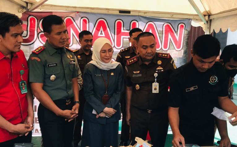 Kejaksaan negeri (Kejari) melakukan pemusnahan terhadap 48 senjata tajam (Sajam) dalam memerangi peredaran senjata ilegal dan melindungi keamanan masyarakat di wilayah Bekasi. (Foto: Team Redaksi)