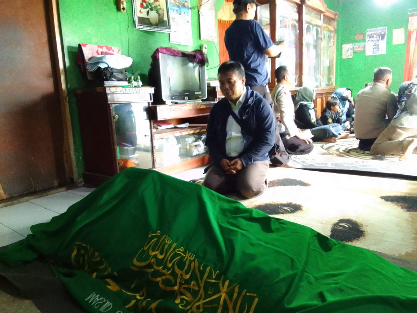 Ketua PWI KBB, Agus Sudrajat dirumah duka almarhum Hendi Irawanto