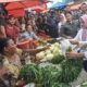 Presiden Joko Widodo bersama Ibu negara Iriana Joko Widodo, membeli sayur di Pasar Minggu Modern Kota Bengkulu, Provinsi Bengkulu. (Foto: istimewah)