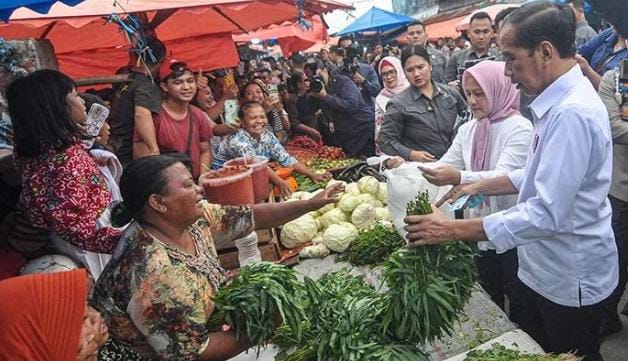 Presiden Joko Widodo bersama Ibu negara Iriana Joko Widodo, membeli sayur di Pasar Minggu Modern Kota Bengkulu, Provinsi Bengkulu. (Foto: istimewah)