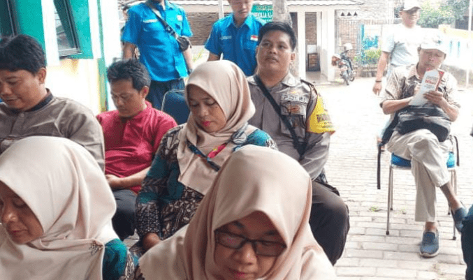 Bhabinkamtibmas Kelurahan Warnasari Polsek Ciwandan Polres Cilegon Polda Banten, Bripka Hafitzal menghadiri sosialisasi pemilu serentak tahun 2024 di halaman kantor Kelurahan Warnasari Kecamatan Citangkil, Kota Cilegon, Provinsi Banten. Pada Kamis 6 Juli 2023. (Foto: Sumber HumasResClg)