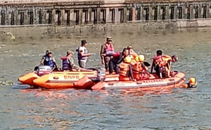 Petugas Tim SAR Gabungan saat ini tengah melakukan pencarian korban yang tenggelam di Bendung Walahar, Kabupaten Karawang, (foto: BPBD Karawang)