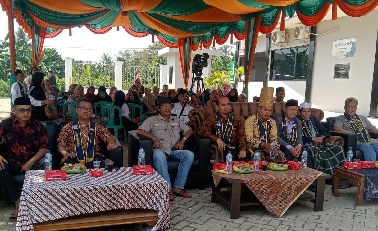 Wakil Wali Kota Cilegon Sanuji Pentamarta (ketiga dari kanan) menghadiri acara peringatan hari 1 Muharam 1445 yang diselenggarakan Yayasan Rumah Pintar Kreasi (RPK) di Stadion Gelora Krakatau Lima Oktober, Rabu 19 Juli 2023. (Foto: Daeng Yusvin)