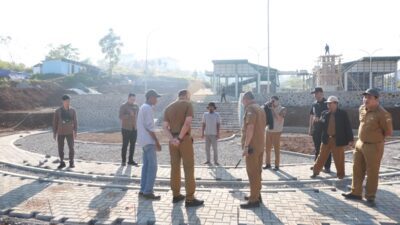 Bupati Bandung Barat, Hengki Kurniawan meninjau pembangunan Alun alun Cililin dan Lembang (foto: Deden/Forkopimda)