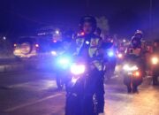 Patroli Rutin, Polwan Polres Metro Bekasi Bagikan Sembako sasar Masyarakat yang melintas 