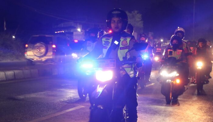 Patroli Rutin, Polwan Polres Metro Bekasi Bagikan Sembako sasar Masyarakat yang melintas 