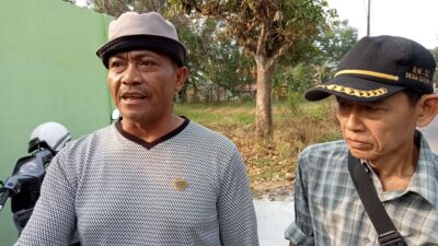 Ketua RT03, Kampung Cigebang, Ulung (kiri)