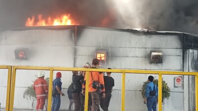 PT Frina Lestari Nusantara di kawasan GIIC Delta Mas Cikarang, Desa Naga Sari, Kecamatan Serang Baru, Kabupaten Bekasi ludes terbakar (foto: Abdul Kholilulloh)