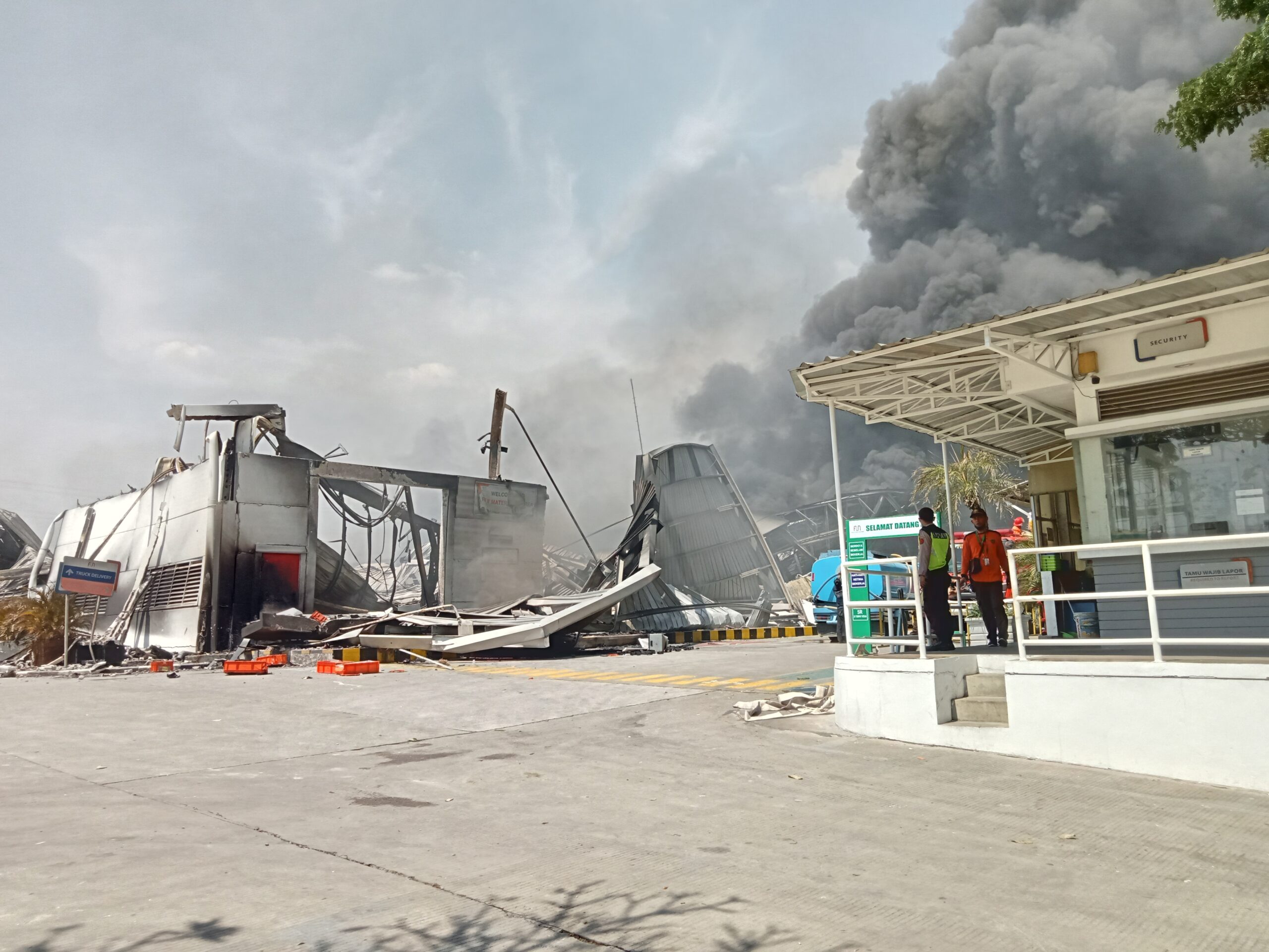 PT Frina Lestari Nusantara di kawasan GIIC Delta Mas Cikarang, Desa Naga Sari, Kecamatan Serang Baru, Kabupaten Bekasi ludes terbakar (foto: Abdul Kholilulloh)