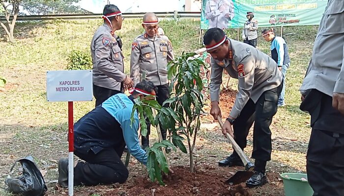 Polda Metro Jaya bersama Kemenko PMK dan Kemen LHK Tanam 10 Ribu Bibit Pohon