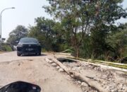 Dampak Buruk Truk Proyek, Jalan CBL Cibitung Bekasi Amblas warga Lakukan Buka Tutup Jalur