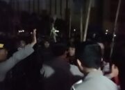 Memanas, Bentrok Antar Ormas di SGC Cikarang Bekasi, Polisi Lepaskan Tembakan Gas Air Mata