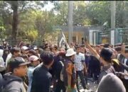 Ratusan Penganggur Demo, Masa Aksi Terlibat Saling Dorong dengan Petugas di Kantor Bupati Bekasi 