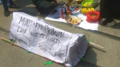 Replika keranda mayat dalam aksi unjuk rasa