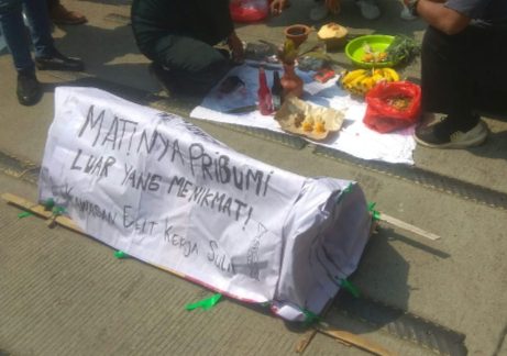 Replika keranda mayat dalam aksi unjuk rasa