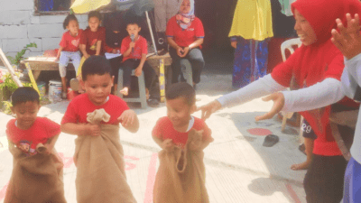 Antusias, anak-anak bersiap-siap lomba balap karung. (Foto: Jeje)
