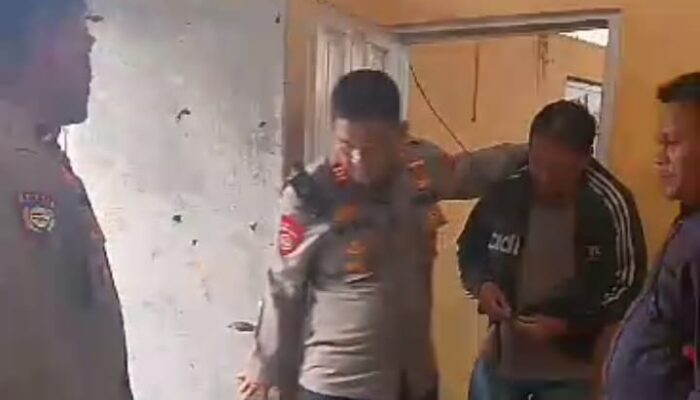 Greget, Emak-Emak Hampiri Pria Diduga Pelaku Pedofil Di Sukatani Kabupaten Bekasi