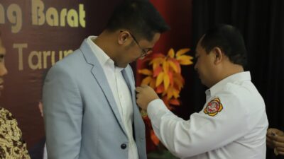 Bupati Bandung Barat, Hengki Kurniawan menerima Penghargaan Satya Lencana dari Karang Taruna (Karta) Kabupaten Bandung Barat