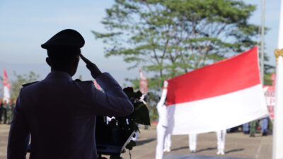 Bupati Bandung Barat Hengky Kurniawan pimpin upacara Peringatan ke-78 HUT RI di Lapangan Plasa Mekaraari Ngamprah, Kamis (17/8). foto FORKOPIM/ DEDEN
